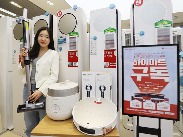 롯데하이마트가 2025년 5월 1일 ‘하이마트 구독’ 서비스를 론칭하면서 빠르게 확대되고 있는 가전 구독 시장에 본격 진출한다. 모델이 하이마트 구독서비스 가전을 선보이고 있다./사진= 롯데하이마트