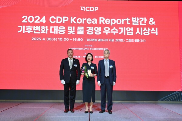 이마트가 2025년 4월 30일 CDP한국위원회가 여의도 페어몬트 엠베서더 서울 호텔에서 개최한 ‘2024 CDP Korea 기후변화 대응·물 경영 우수기업’ 시상식에서 '섹터 아너스’ 상을 수상했다.(왼쪽부터) Jose Ordonez 지속가능경영기관 CDP CRO, 이경희 이마트 ESG담당, 장지인 CDP 한국위원회 위원장이 기념촬영을 하고 있다./이마트