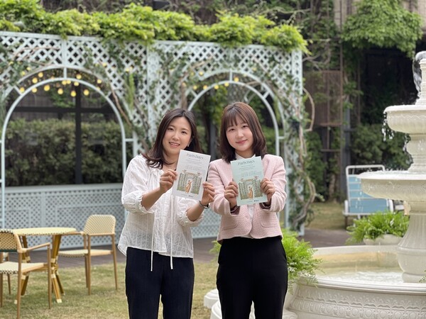 현대백화점 무역센터점 직원들이 파리 튀를리 공원을 콘셉트로 꾸며진 11층 하늘정원에서 행사를 소개하고 있다./2025.5.1.현대백화점