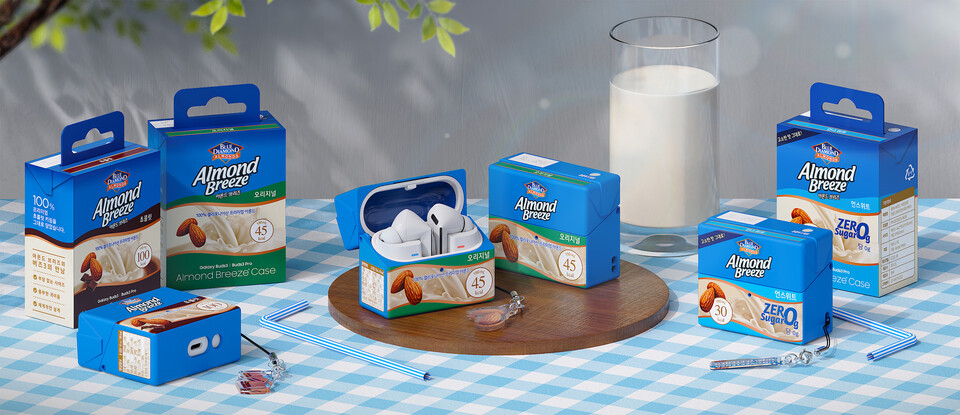 '갤럭시 버즈3 시리즈 아몬드브리즈 케이스' 3종 연출 이미지. 2025.5.2./사진=삼성전자