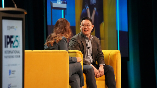 2025년5월1일 미국 버지니아주 체사피크시에서 열린 IPF2025 시상식에서 LS전선 구본규 대표가 기조 대담을 진행하고 있다./사진=LS전선