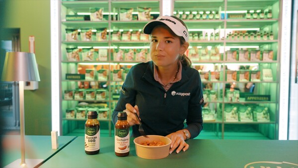 더 CJ컵 행사징을 찾아 비빔밥을 즐기고 있는 도널트 트럼프 미국 대통령의 손녀인 카이 트럼프./2025.5.5.CJ제일제당