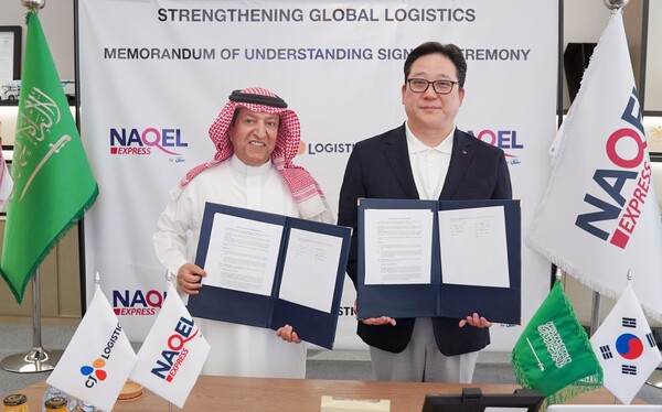 CJ대한통운은 2025년 4월 30일(현지시간) 사우디아라비아 리야드에 위치한 나켈 익스프레스 본사에서 중동 배송 서비스 실현을 위한 전략적 파트너십을 체결했다. 장영호 CJ대한통운 IFS본부장(오른쪽), 아드난 알 마즈루아(Adnan Al Mazrooa) 나켈 익스프레스 부대표가 파트너십 체결 후 기념 촬영을 하고 있다./2025.5.6.CJ대한통운