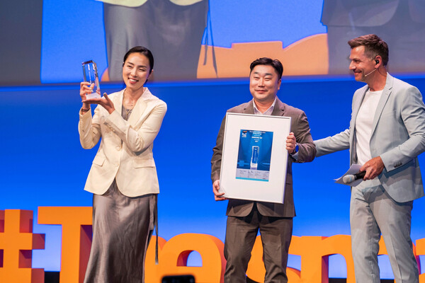 2025년 5월7일 독일 뮌헨에서 열린 '더 스마터 E유럽 어워드'에서 (왼쪽) 곽현영 삼성SDI 중대형 마케팅팀장상무이 '어워드 위너' 트로피를 수상하고 있다./사진=삼성SDI