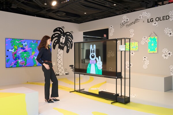 모델이 LG 시그니처 올레드 T의 투명한 화면을 통해 재생되는 팝아트를 감상하고 있다. / 사진=LG전자