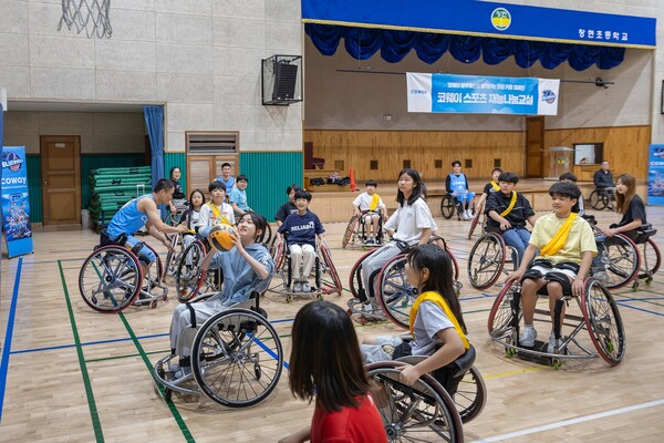 코웨이 블루휠스 휠체어 농구단이 2025년 5월 2일 경기도 남양주 창현초등학교에서 6학년 재학생 126명 대상 어린이 휠체어농구 체험교실을 진행하고 있다. /코웨이
