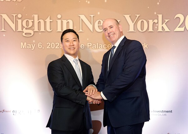 2025년 5월 6일(현지시간) 미국 뉴욕에서 열린 글로벌IR 행사 ‘KIS 나잇 뉴욕 2025’에서 김성환 사장(왼쪽)과 하비 슈워츠 칼라일그룹 CEO가 기념촬영을 하고 있다./사진=한국투자증권
