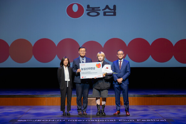 (왼쪽 두번째부터) 심규철 농심 상무, 성스러운 감독 등 관계자들이 2025년 5월 6일  전주국제영화제에서 기념사진을 찍고 있다. / 사진=농심