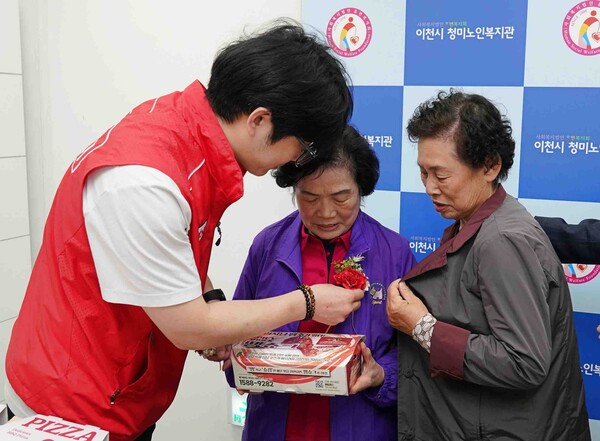 BBQ가 2025년 5월 7일 경기도 이천 ‘청미노인복지관'을 방문해 홀몸 어르신에게 치킨 세트와 카네이션을 전달하고 있다. /2025.5.8.BBQ
