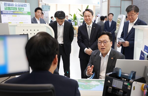 2025년 5월 8일 서울시 중구 신한은행 본점 영업부에서 ‘은행권 소상공인 금융지원 현장 간담회’를 개최하고 김병환 금융위원장과 진옥동 신한금융 회장 등이 참석한 가운데 김병환 금융위원장이 직원의 설명을 경청하고 있다./사진=신한은행