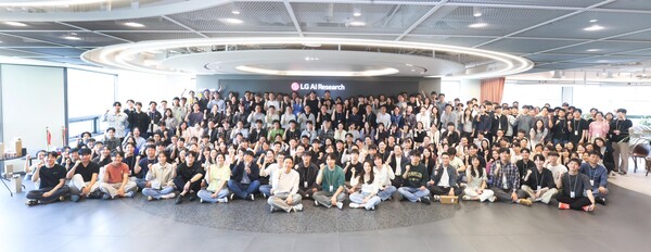 2025년5월8일 LG AI연구원 소속 직원들이 서울 마곡지구 디앤오 사옥에서 기념촬영을 하고 있다./사진=LG AI연구원