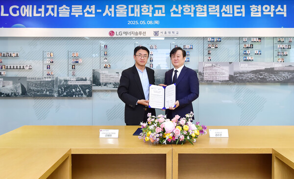 2025년 5월 8일 서울 관악구 서울대학교에서 열린 'LG에너지솔루션-서울대학교 산학협력센터 협약식'에서 (왼쪽부터) LG에너지솔루션 CTO(최고기술책임자) 김제영 전무, 서울대학교 김주한 연구부총장이 기념촬영을 하고 있다./사진=LG에너지솔루션