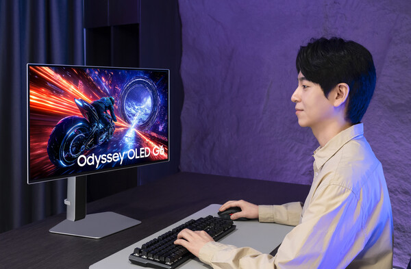 삼성전자 모델이 세계 최초 500Hz 초고주사율이 적용된 OLED 게이밍 모니터 '오디세이 OLED G6'를 체험하고 있다./2025.5.11 삼성전자