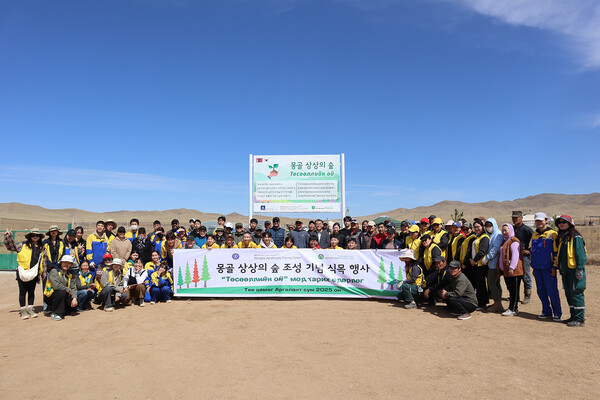 KT&G복지재단 관계자와 참가자들이 2025년 5월 10일 아르갈란트 ‘상상의 숲’ 식재 활동 현장에서 기념사진을 촬영하고 있다. / 사진=KT&G