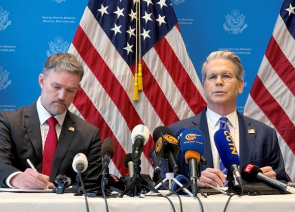 2025년 5월12일(현지시간) 스위스 제네바에서 중국과 관세협상을 벌인 미국 스콧 베선트 재무장관(오른쪽)과 제이미슨 그리어 무역대표부(USTR)대표가 협상 결과와 관련한 기자회견을 하고 있다./로이터연합