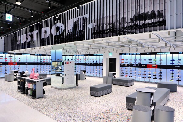 러닝 콘셉트가 적용된 롯데월드몰 '나이키 라이즈' 매장 전경. 2025.5.14./사진=롯데쇼핑