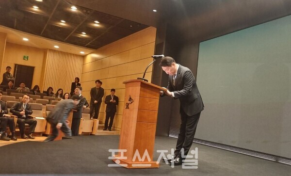 최태원 SK그룹 회장이 SK텔레콤 유심(USIM) 해킹 사고와 관련해 2025년 5월 7일 오전 서울 을지로 SKT타워 4층 수펙스홀에서 대국민 사과를 하고 있다./사진=강민혁 기자