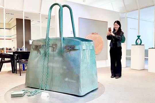 갤러리아백화점 명품관 웨스트 5층에 전시 중인 김선영 조각가의 작품 'VESSEL' (작품 크기 : 가로 165㎝ x세로 85㎝ x 높이 185㎝). 2025.5.14./사진=한화갤러리아