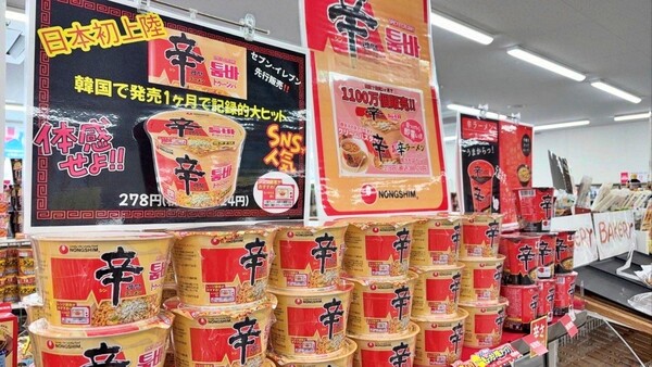 농심이 일본 현지에 선보인 '신라면 툼바'가 진열된 모습. 2025.5.14./사진=농심