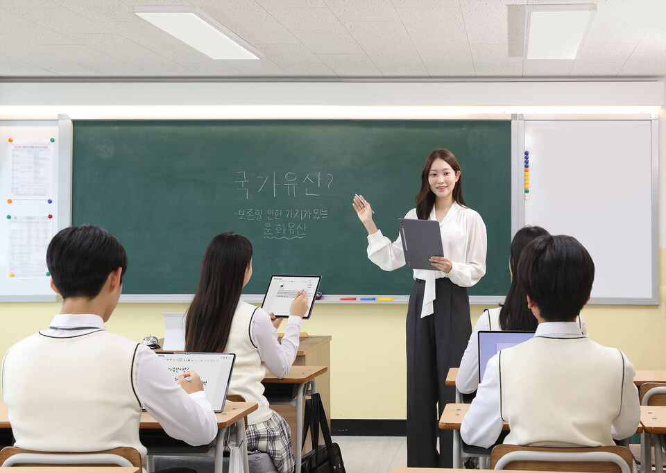 갤럭시 탭을 이용하며 수업을 진행하는 모습. 2025.5.15./사진=삼성전자