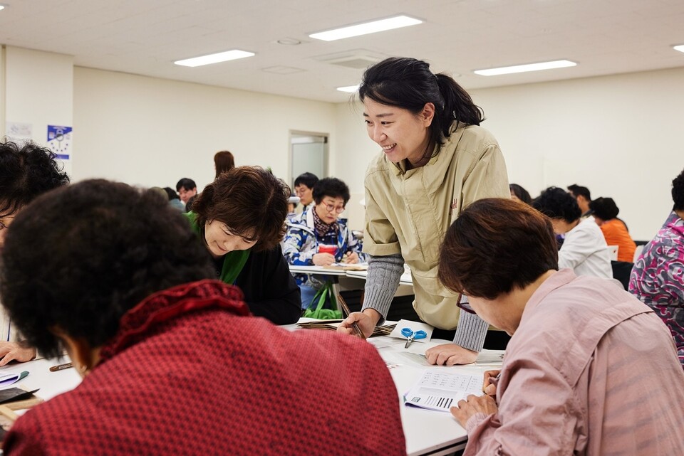 2025년 5월 15일 스타필드 시티 부천에서 열린 압화 캘리그래피 클래스에서 '별꿈 서포터즈'로 참여한 신세계프라퍼티 직원과 어르신들이 체험 활동을 진행하고 있다. 2025.5.16./사진=신세계프라퍼티