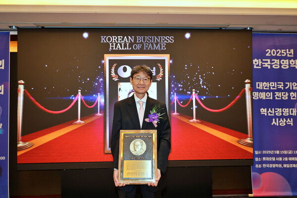 신동원 농심그룹 회장이 2025년 5월 15일 서울 중구 롯데호텔에서 기념사진을 찍고 있다. / 사진=농심