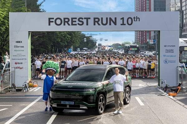 2025년5월17일 서울 여의도 공원에서 진행된 파이널런 행사장에서 (왼쪽부터) 포레스트런 마스코트 '나무', 현대차 전기차 아이오닉9, 정유석 현대차 부사장이 기념촬영을 하고 있다./사진=현대자동차