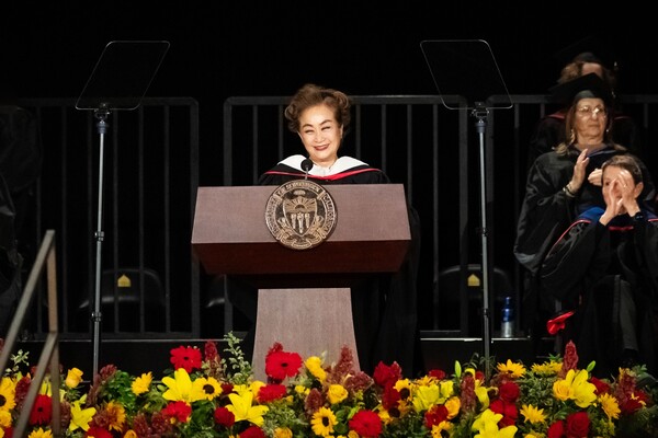 2025년5월16일(현지시간) 미국 서던캘리포니아대학교 영화대학 2025 졸업식에서 이미경 CJ부회장이 연설을 하고 있다./사진=CJ ENM