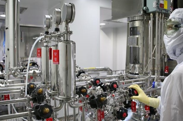 한미정밀화학 연구원이 고품질 원료의약품 생산을 위한 공정을 수행하고 있다. /2025.5.19.한미약품