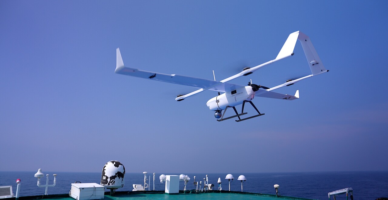 동원산업이 개발한 어군 탐지 전용 드론이 참치 어군을 찾기 위해 비행하고 있다. 2025.5.20./사진=동원그룹