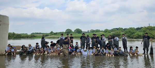 2025년 5월 17일 청주 미호강에서 팔결습지 생물다양성 대탐사 프로그램에 참여한 임직원과 가족 60여명이 어류 모니터링을 하고 있다. /유한양행