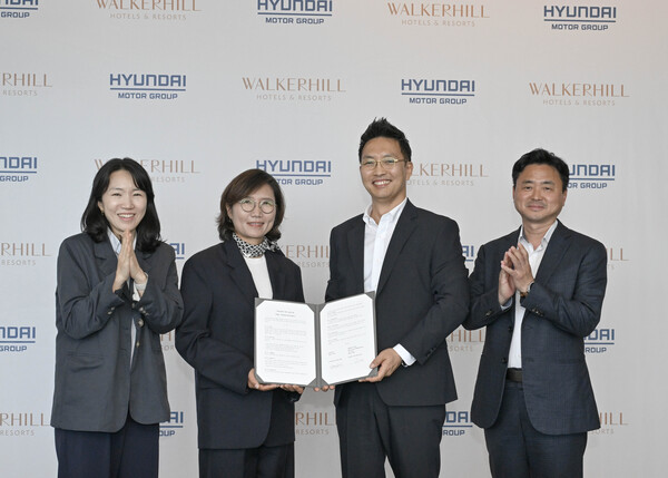 현대자동차·기아와 워커힐 호텔앤리조트는 2025년 5월 20일 서울 광진구 그랜드 워커힐 서울 호텔에서 모빌리티 친화 호텔 조성을 위한 업무협약을 체결했다. (왼쪽부터) 현대차·기아 모빌리티사업실 박주영 팀장, 현대차·기아 모빌리티사업실 김수영 상무, 워커힐 호텔앤리조트 김세한 신성장추진담당, 워커힐 호텔앤리조트 이열근 지속경영담당, /사진=현대차·기아