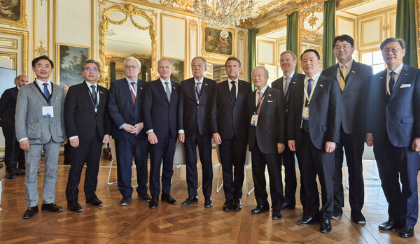 2025년5월19일 프랑스 베르사유궁에서 열린 '한-프랑스 특별 라운드 테이블'에서 (사진 왼쪽부터) 오정강 엔켐 대표, 장재훈 현대차 부회장, 쟝 르미에르 BNP파리바 회장, 프랑수와 자코브 에어리퀴드 CEO(프측 위원장), 류진 한경협 회장, 에마뉘엘 마크롱 프랑스 대통령, 손경식 CJ회장, 바우터 반 베르쉬 에어버스 수석부사장, 허진수 SPC 사장, 조원태 대한항공 회장, 김창범 한경협 부회장이 기념촬영을 하고 있다./사진=한경협