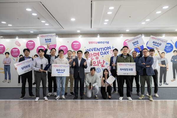 2025년 5월 21일 경기도 화성시 남양연구소에서 열린 ‘2025 발명의 날’ 행사에서 양희원 현대차·기아 R&D본부 사장(왼쪽에서 여섯번째)과 수상자들이 기념촬영을 하고 있다./사진=현대차