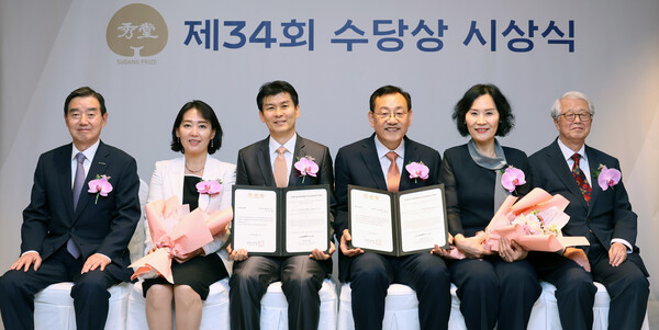 (왼쪽부터) 수당재단 김윤 이사장, 한국과학기술원 이효철 교수 내외, 전북대학교 이중희 교수 내외, 진정일 수당상 운영위원장이 2025년 5월 20일 서울 소공동 롯데호텔에 열린 제34회 수당상 시상식에서 기념사진을 찍고 있다. / 사진=삼양홀딩스