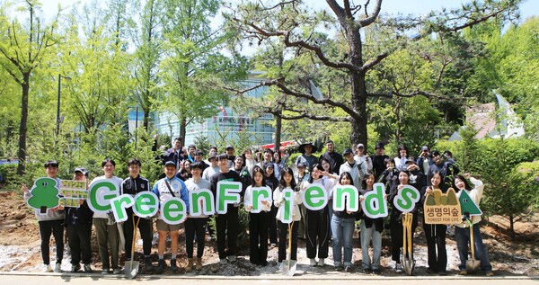 현대백화점 임직원들이 서울 보라매공원에서 '더현대 포레스트' 조성 봉사활동을 진행한 뒤 기념 촬영을 하고 있다 / 사진=현대백화점