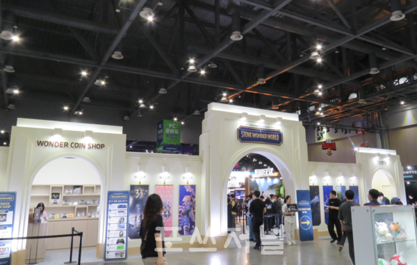 2025년 5월 22일 스마일게이트의 게임 플랫폼 스토브가 경기 고양시 킨텍스 제1전시장 플레이엑스포(PlayX4)에서 '스토브 원더 월드'(STOVE WONDER WORLD) 부스를 운영하고 있다. /사진=강민혁 기자