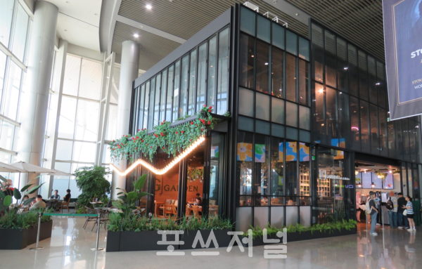 2025년 5월 22일 경기 고양시 킨텍스 제1전시장 출입구 옆에 2층 카페가 운영중이다. /사진=강민혁 기자