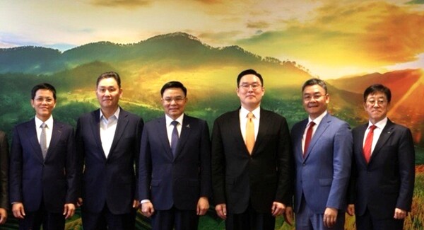 2025년 5월 21일 베트남 하노이에 위치한 페트로베트남 본사에서 (왼쪽부터 4번째부터) 구본규 LS전선 대표, 레 만 훙(Le Manh Hung) 회장 페트로베트남 회장 등 관계자들이 해저케이블 인프라 관련 간담회를 진행한 뒤 기념 촬영을 하고 있다./사진=LS전선