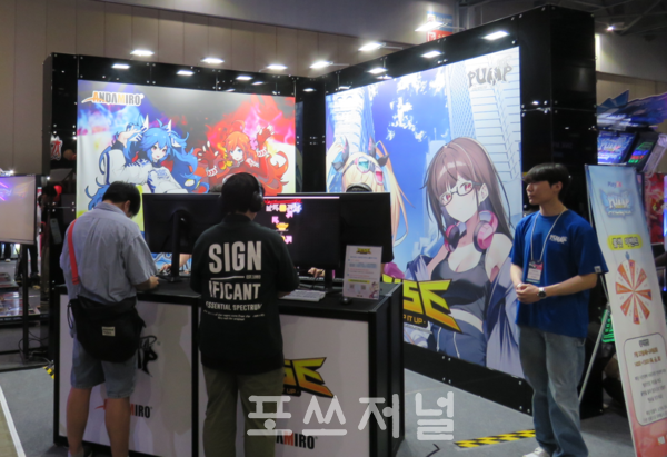 2025년 5월 22일 안다미로가 경기 고양시 킨텍스 제1전시장 플레이엑스포(PlayX4)에서 운영하는 부스에서 PC 리듬게임 '펌프 잇 업 라이즈(RISE)'를 관람객이 직접 체험하고 있다. /사진=강민혁 기자
