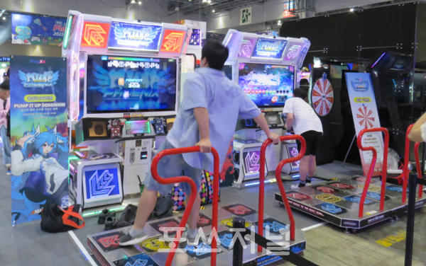 2025년 5월 22일 안다미로가 경기 고양시 킨텍스 제1전시장 플레이엑스포(PlayX4)에서 운영하는 부스에서 아케이드 리듬게임 '펌프 잇 업 피닉스(PHOENIX)'를 관람객이 직접 체험하고 있다. /사진=강민혁 기자