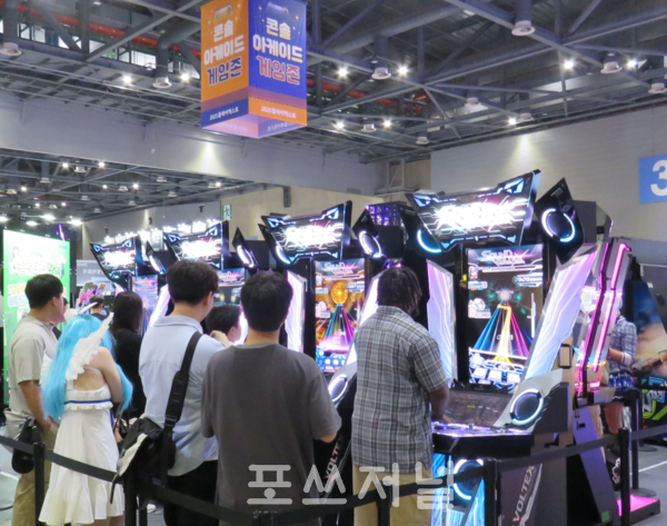 2025년 5월 22일 유니아나가 경기 고양시 킨텍스 제1전시장 플레이엑스포(PlayX4)에서 운영하는 코나미 아케이드 부스에서 리듬게임 사운드 볼텍스(SOUND VOLTEX) 익시드 기어(EXCEED GEAR)를 관람객이 직접 체험하고 있다. /사진=강민혁 기자