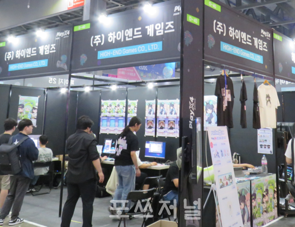 2025년 5월 22일 하이앤드게임즈가 경기 고양시 킨텍스 제1전시장 플레이엑스포(PlayX4)에서 운영하는 부스에서 PC 리듬게임 '플라티나 랩'(PLATiNA :: LAB)를 관람객이 직접 체험하고 있다. /사진=강민혁 기자