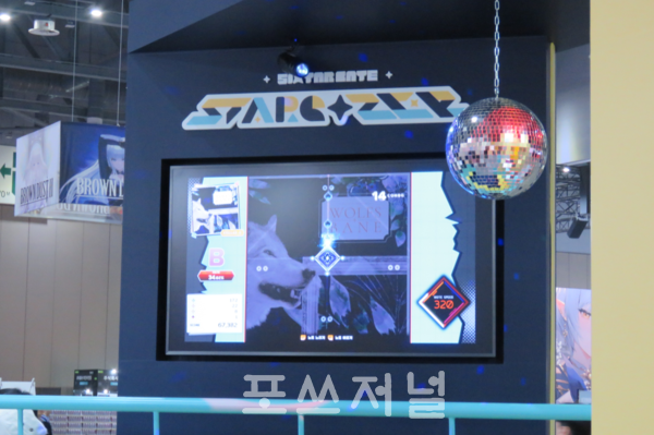 2025년 5월 22일 스마일게이트의 게임 플랫폼 스토브가 경기 고양시 킨텍스 제1전시장 플레이엑스포(PlayX4)에서 운영하는 '스토브 원더 월드'(STOVE WONDER WORLD) 부스에서 리듬게임 ''식스타게이트: 스타게이저'를 관람객이 직접 체험하고 있다. /사진=강민혁 기자