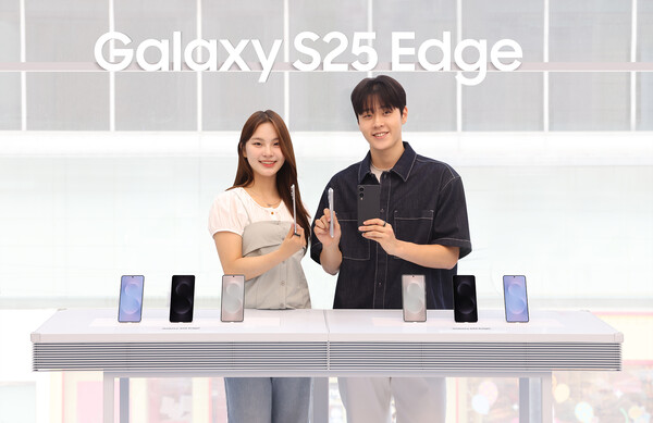 삼성 강남에서 모델들이 '갤럭시 S25 엣지'를 소개하고 있다. /사진=삼성전자