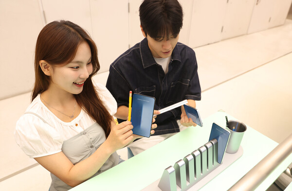 삼성 강남의 갤럭시 스튜디오에서 모델들이 '갤럭시 S25 엣지'의 초슬림 두께를 체험하는 모습. /사진=삼성전자