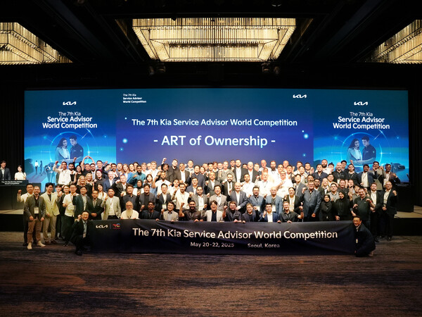 2025년 5월 22일 기아 오산 정비 교육센터에서 열린 '2025 글로벌 서비스 상담원 경진대회'에서 참가자들이 기념촬영을 하고 있다./사진=기아
