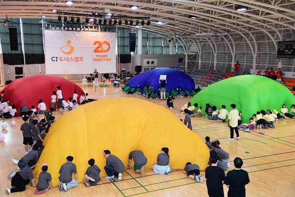 2025년 5월 24일 서울 서대문구에서 진행된 ‘CJ도너스캠프 운동회’에 참가한 지역아동센터 어린이들이 신발 다트 게임을 하고 있다./사진=CJ