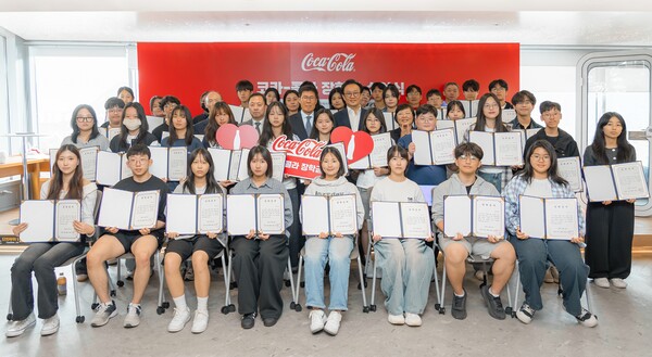 2025년 5월 24일 한국 코카-콜라사 본사에서 열린 '2025 코카-콜라 장학금 수여식'에 참석한 청소년들과 임직원들이 기념촬영을 하고 있다./사진=한국 코카-콜라