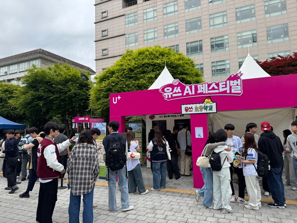 LG유플러스가 5월 대학 축제 기간을 맞아 중잉대학교에 마련한 '유쓰 페스티벌' 부스에 대학생들이 방문한 모습. /사진=LG유플러스